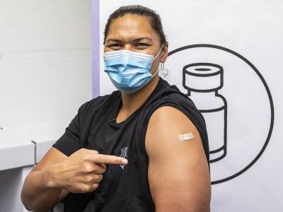Dame Valerie Adams receives her COVID-19 vaccination 