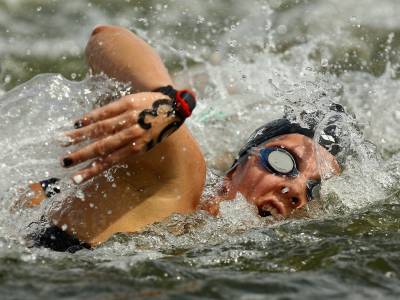 Baker swamped in final lap sprint at Olympic marathon swim qualifier