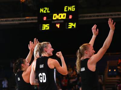 Netballers hold on to make final