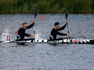 Paddlers into final