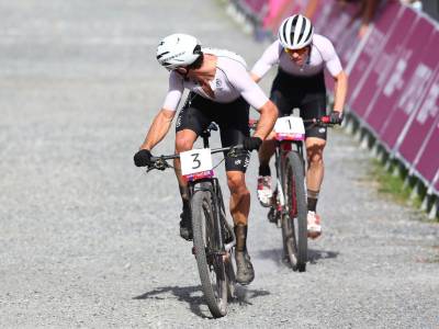 Gaze wins brilliant mountain bike battle