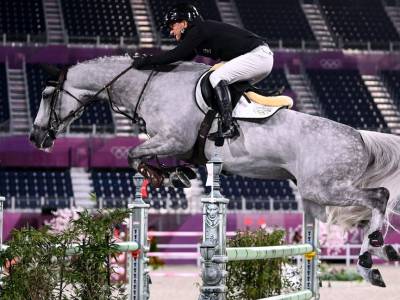 Meech eliminated in showjumping