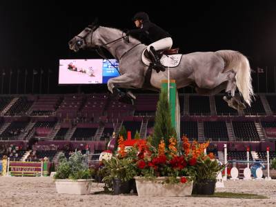 Meech leads the way in showjumping