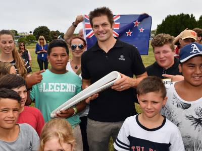 All Blacks great and hockey star deliver Queen’s Baton and holiday cheer to Kaikoura