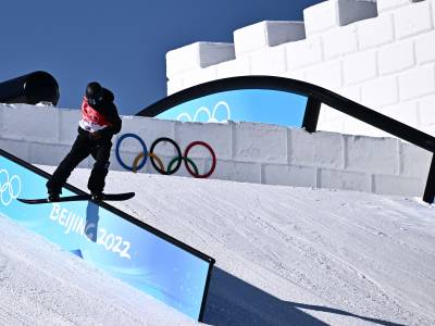 Zoi Sadowski-Synnott qualifies for Winter Olympic finals in top spot